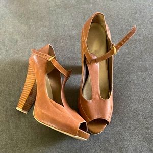 BCBG Cross size 9 leather peep toe